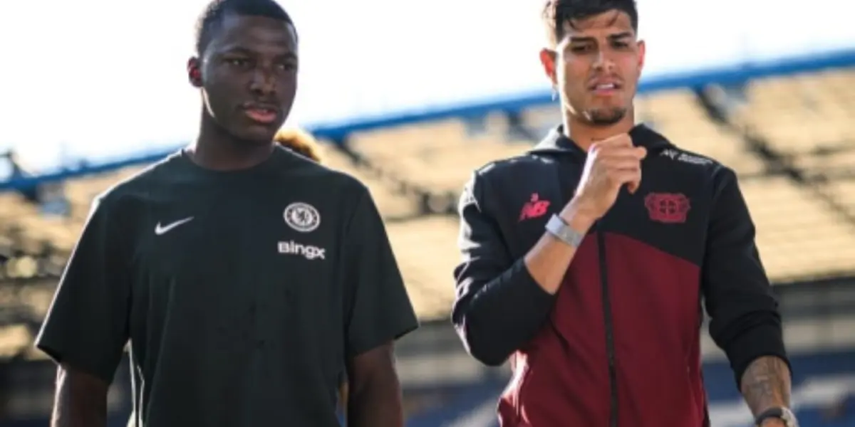 El salario que tiene Piero Hincapié en el Arsenal y la diferencia con Moisés Caicedo en el Chelsea