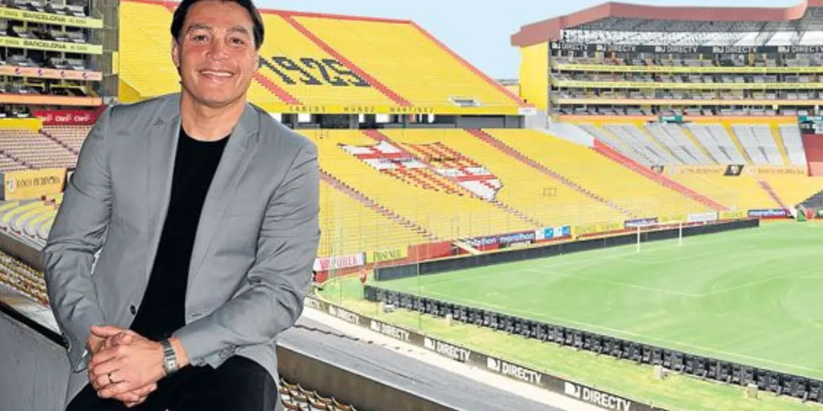 Carlos Alfaro Moreno, presidente de Barcelona, atendió a los medios de comunicación que aguardaban por sus palabras fuera del aeropuerto de Guayaquil