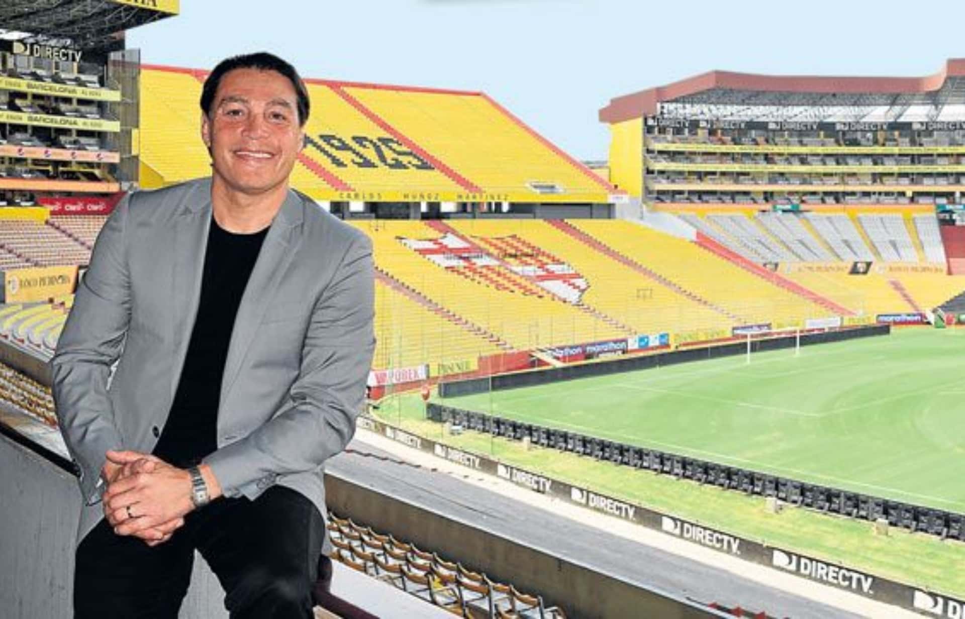 Carlos Alfaro Moreno, presidente de Barcelona, atendió a los medios de comunicación que aguardaban por sus palabras fuera del aeropuerto de Guayaquil