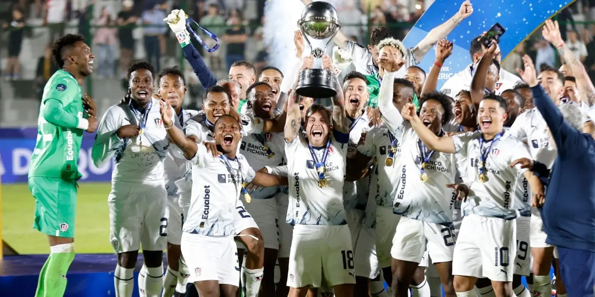 El campeón de Copa Sudamericana llegó a cenar al Sports Planet.