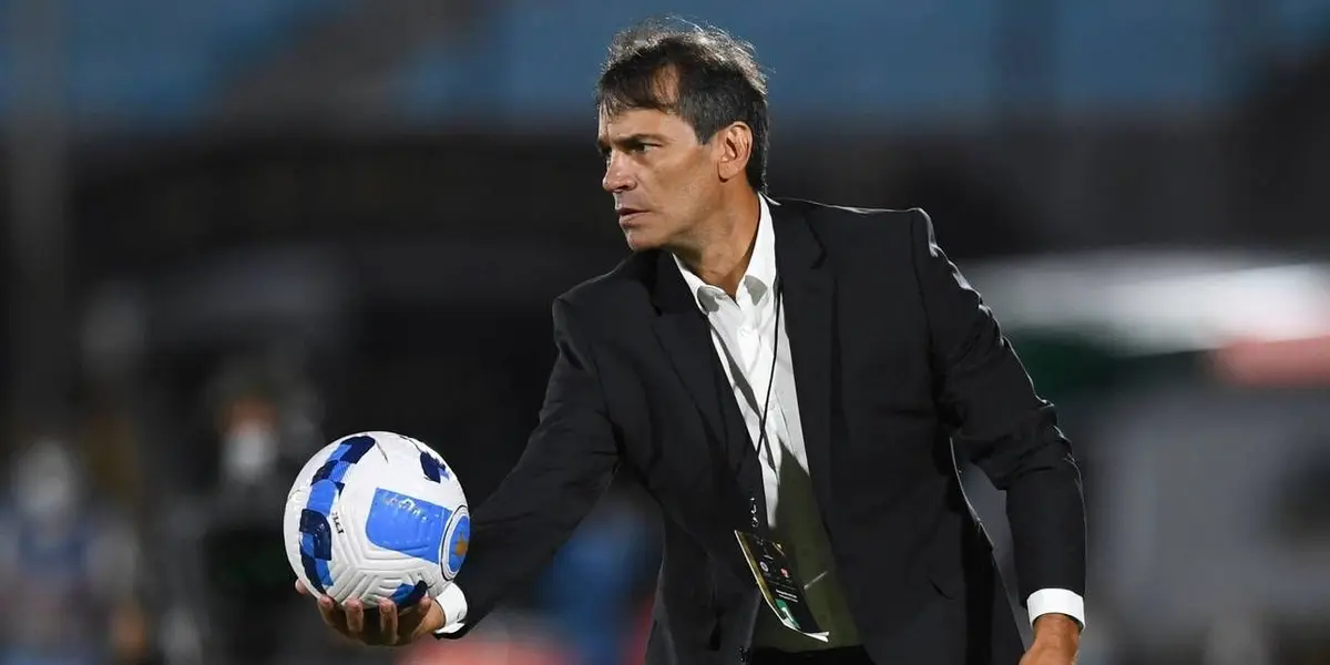 El DT argentino lleva tres derrotas en cinco partidos y su destino pende de un hilo.