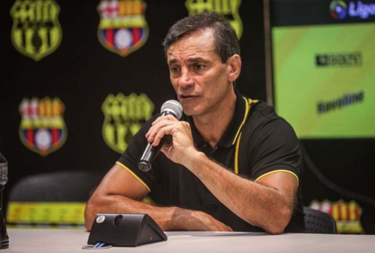 El DT de Barcelona SC dió una rueda de prensa desde Paraguay previo a su debut por Copa Libertadores