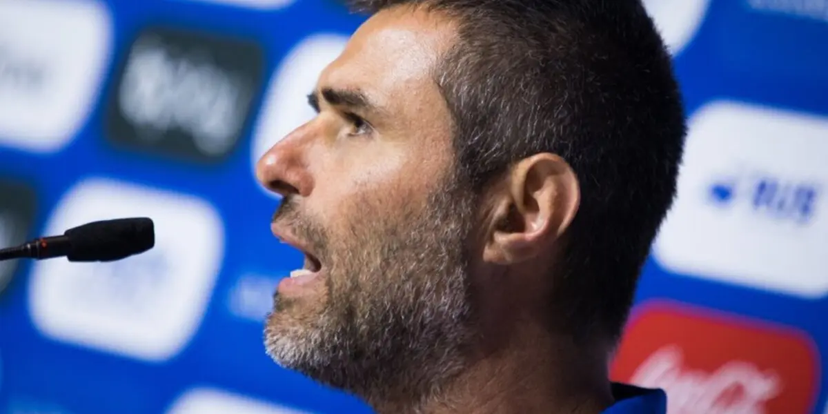 El entrenador de Defensa arremete contra periodista en rueda de prensa.