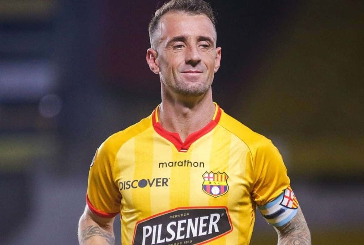El futbolista argentino nacionalizado ecuatoriano jugó su mejor partido hasta el momento en la temporada y de anotó su primer Hack-trick con Barcelona SC.