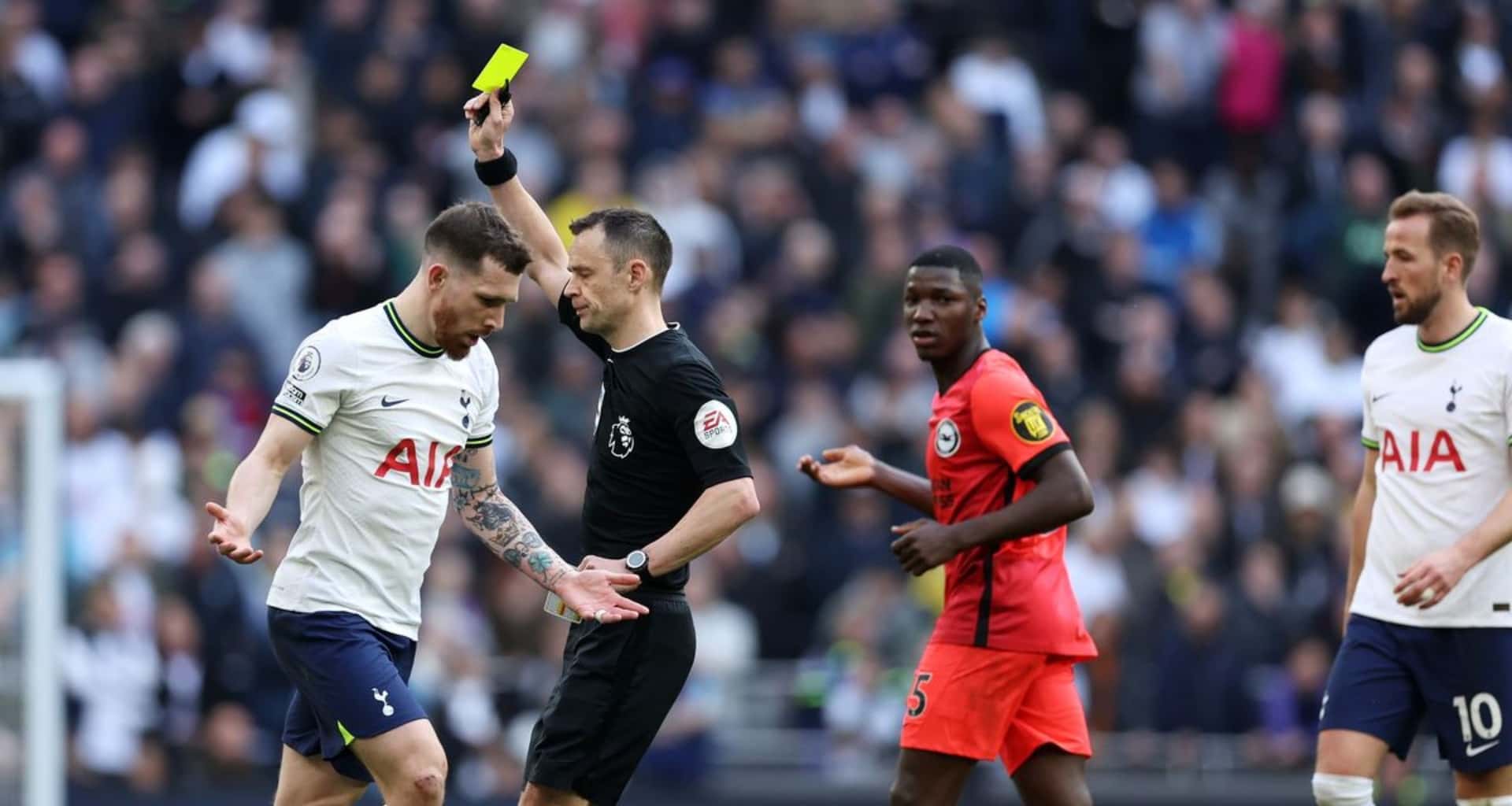 El organismo responsable del arbitraje en Inglaterra reconoció que hubo errores en el partido contra Tottenham