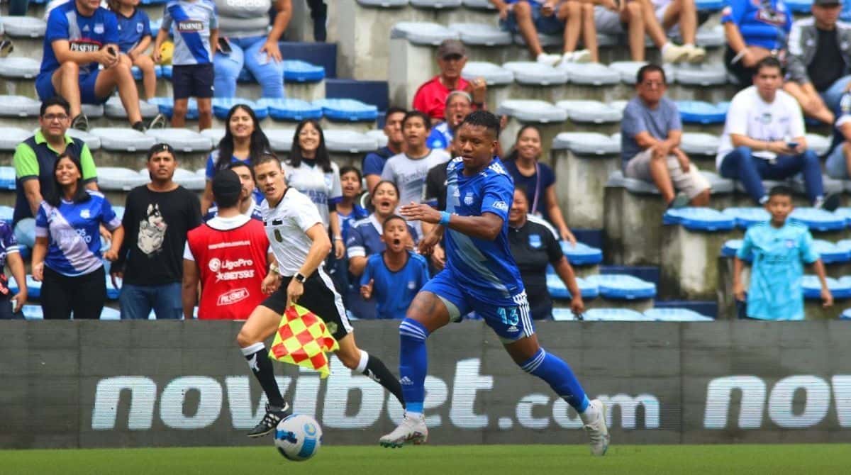 Emelec vence a Huracán en Guayaquil.