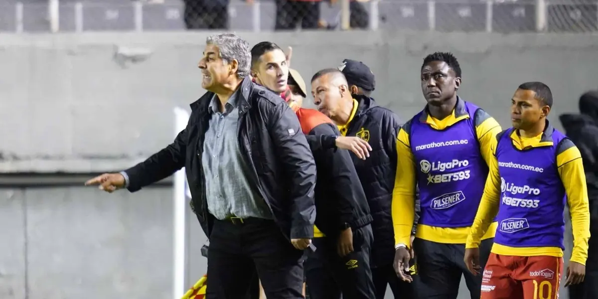 Escobar tuvo un intenso cruce con el árbitro del cotejo entre Aucas y Barcelona