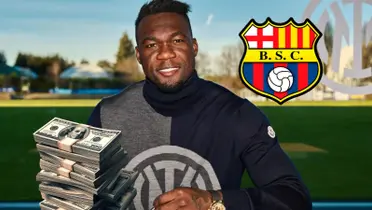 Felipe Caicedo firmando su contrato con el Inter de Milan (FOTO: DirecTV/ ESPN)