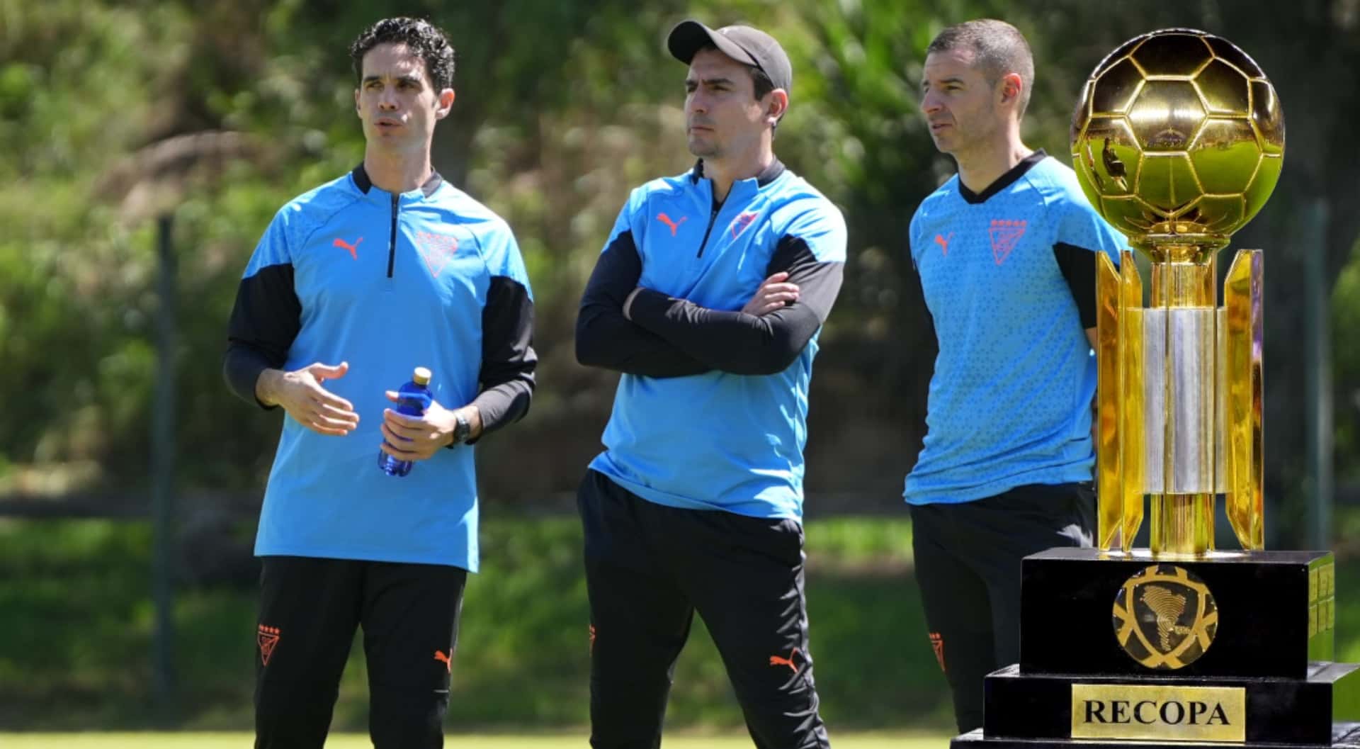 Josep Alcácer y su cuerpo técnico