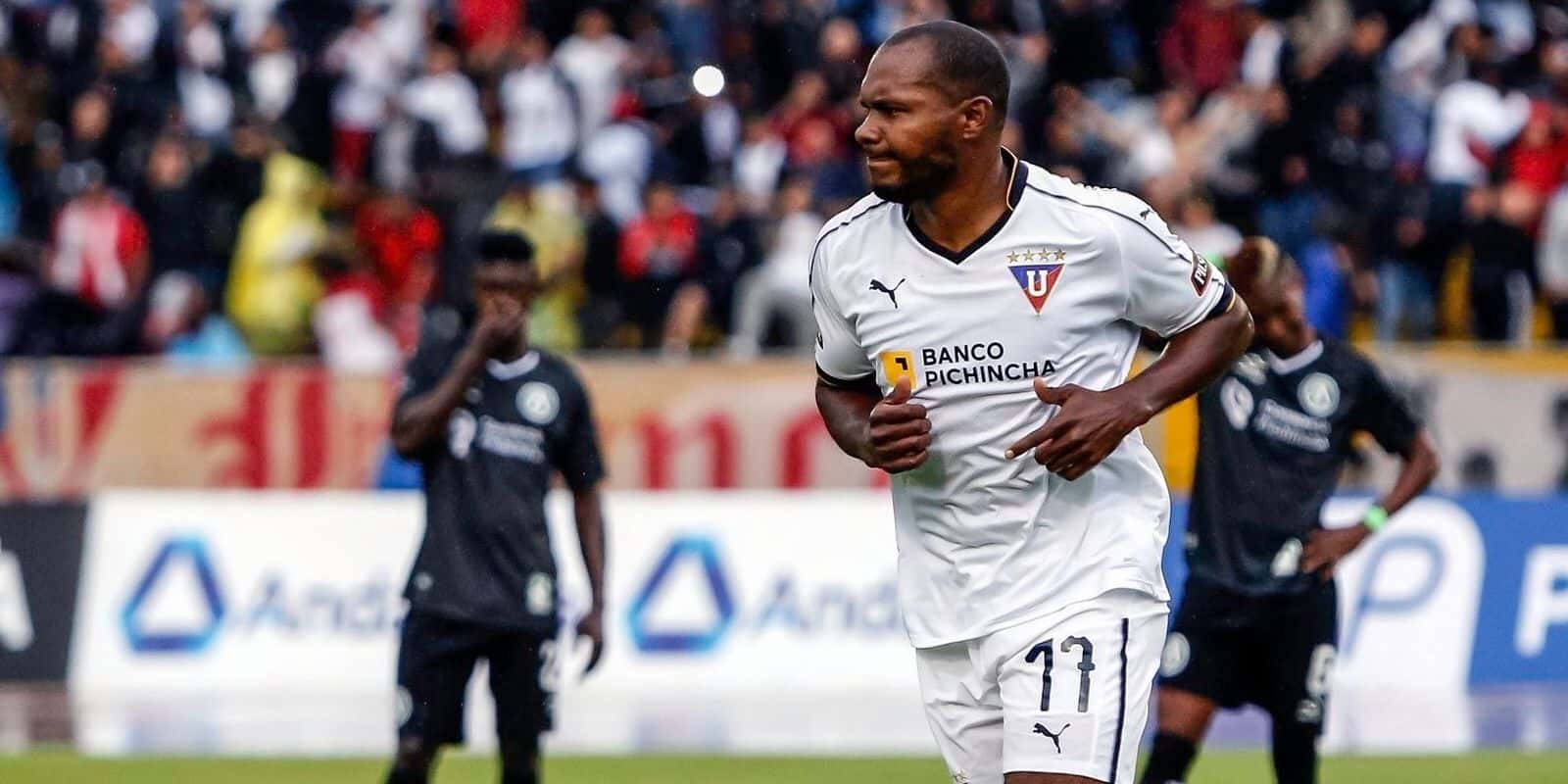 Juan Luis Anangonó lleva una racha goleadora con Liga de Quito, misma que le ha permitido insertarse en lo alto de la tabla de goleadores del equipo albo.