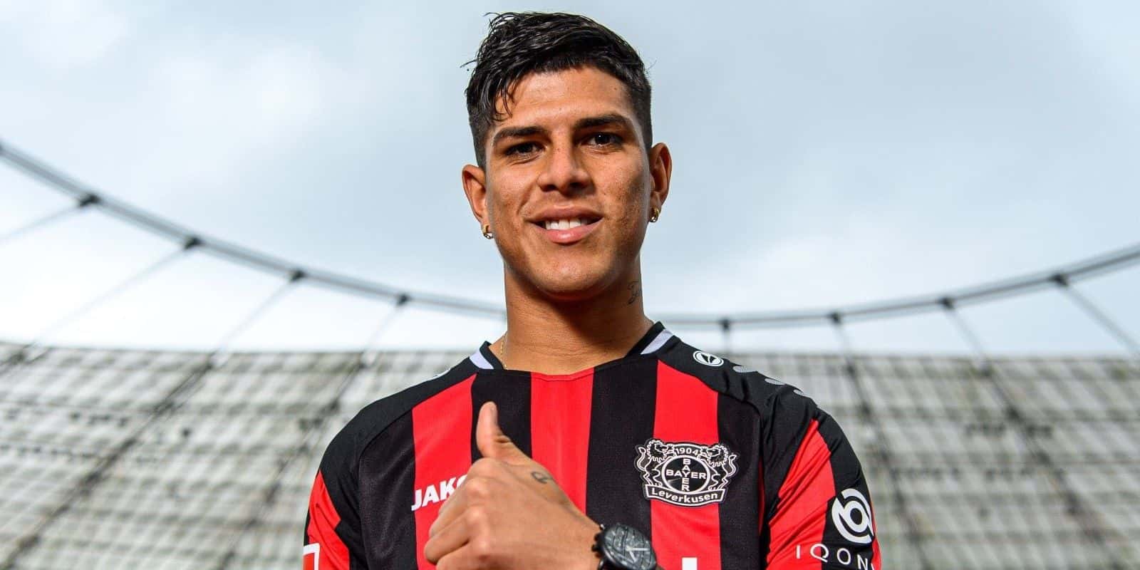 Leverkusen y Wolfsburgo igualaron, con Hincapié titular