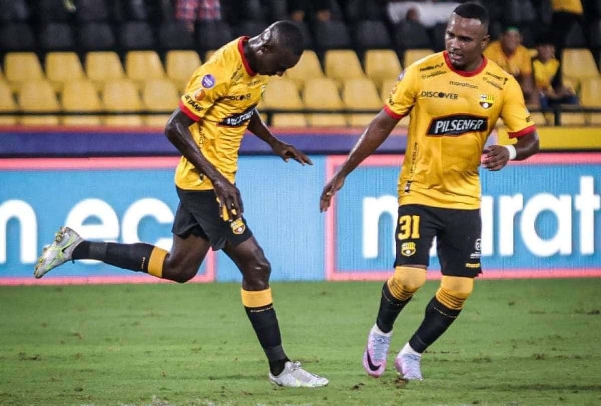 Liga no pudo defender un histórico invicto ante Barcelona en la 'Casa Blanca'. Albos y toreros jugaron por la fecha 6 de la LigaPro, en el estadio Rodrigo Paz Delgado, la noche de este sábado 15 de abril del 2023.