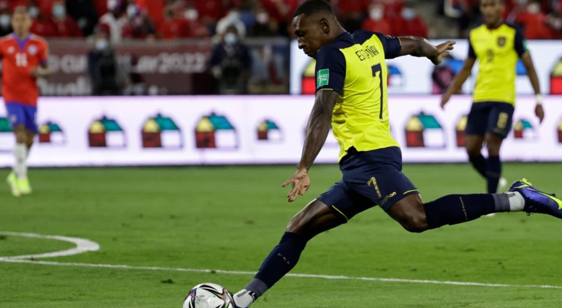 Pervis Estupiñan se consagra en la Premier League.