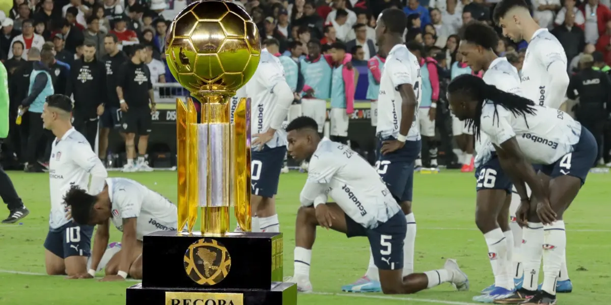 Recopa y jugadores de Liga de Quito