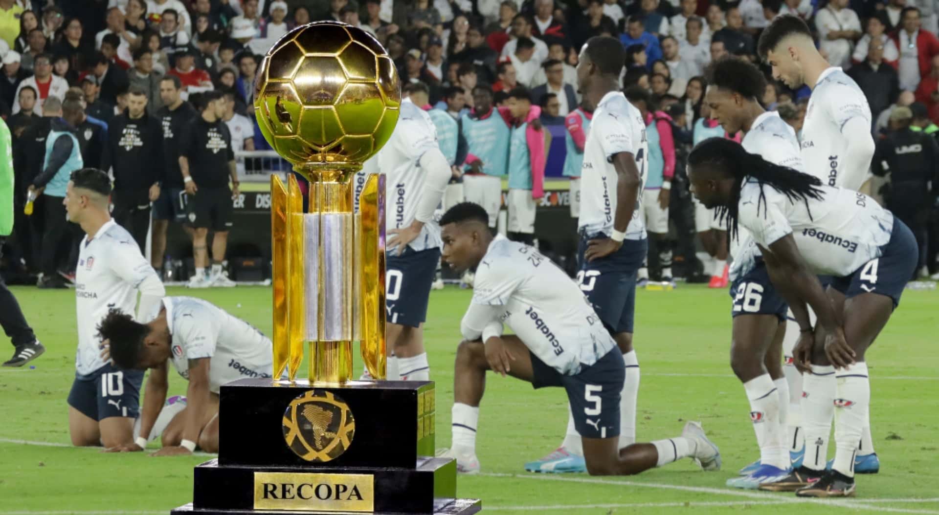 Recopa y jugadores de Liga de Quito