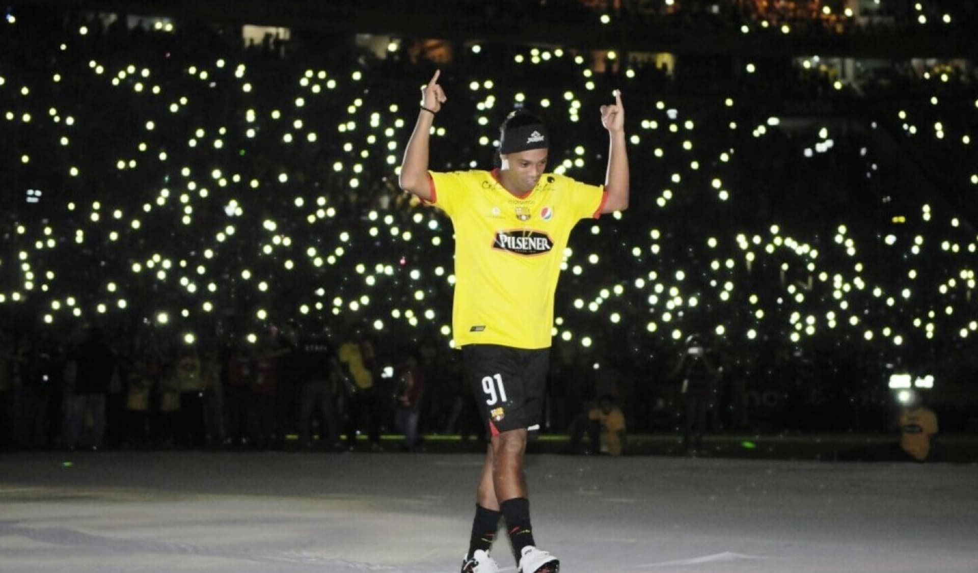 Ronaldinho conquistó a los hinchas del Ídolo durante la Noche Amarilla en 2016