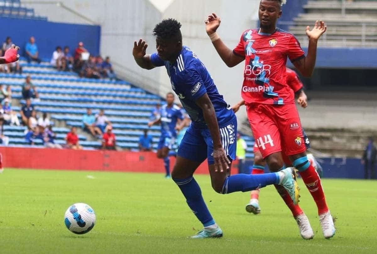 Un gol de Caín Fara le dio tranquilidad a Emelec, que se impuso 1-0 a Huracán por la Copa Sudamericana.